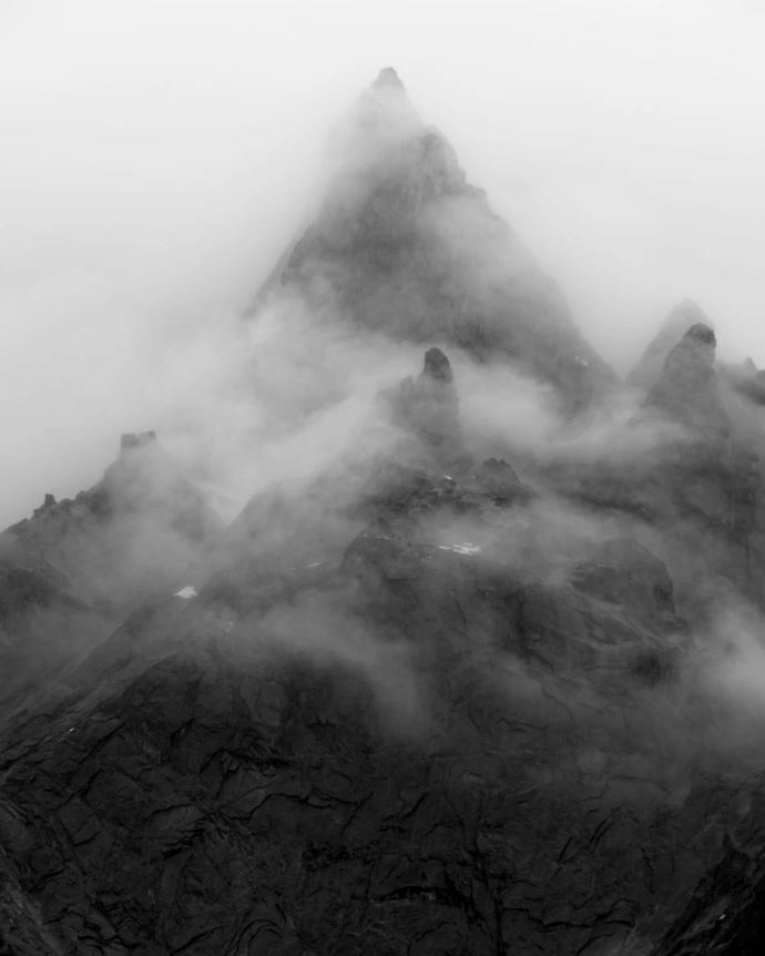 montagne nuages mystère roches nature ciel
