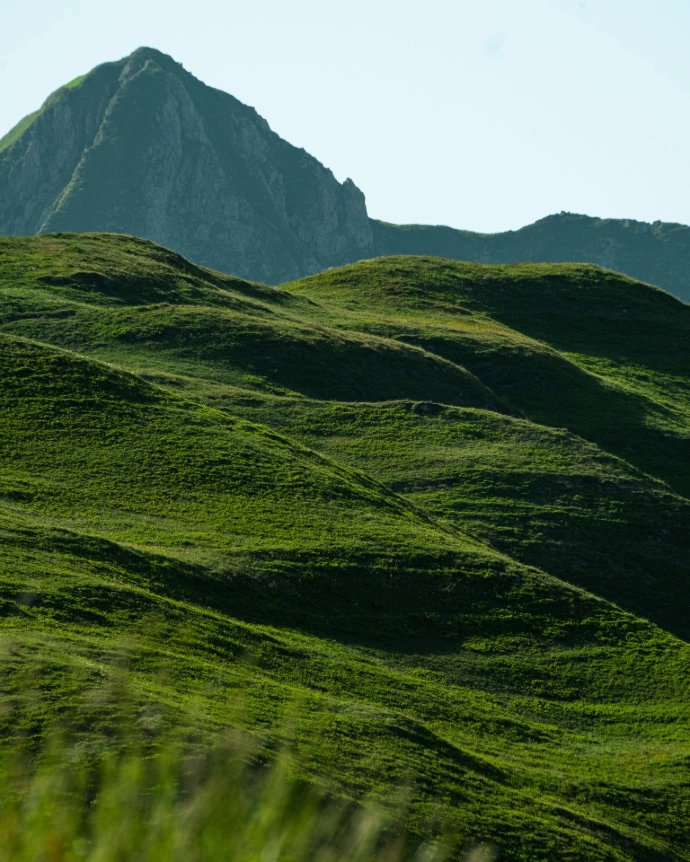 paysage herbe couleurs vert montagne roches ciel
