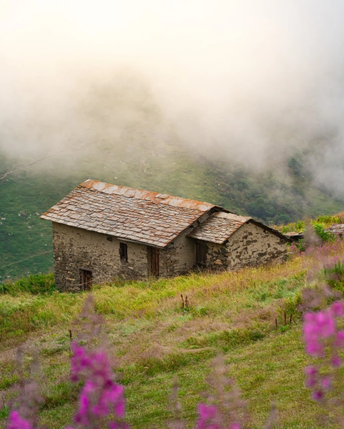 refuge de montagne fleurs nuages couleurs roches