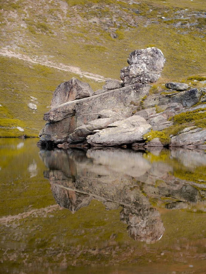 réflexion roches lac eau couleurs de montagne