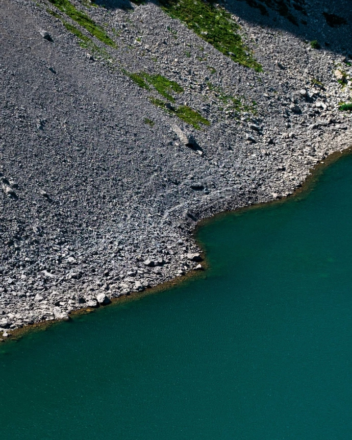 lac montagnes roches bleu