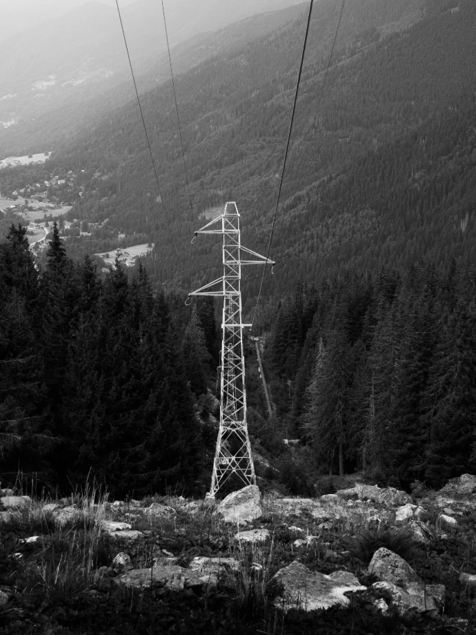 pylône électricité noir et blanc paysage arbres herbe montagne