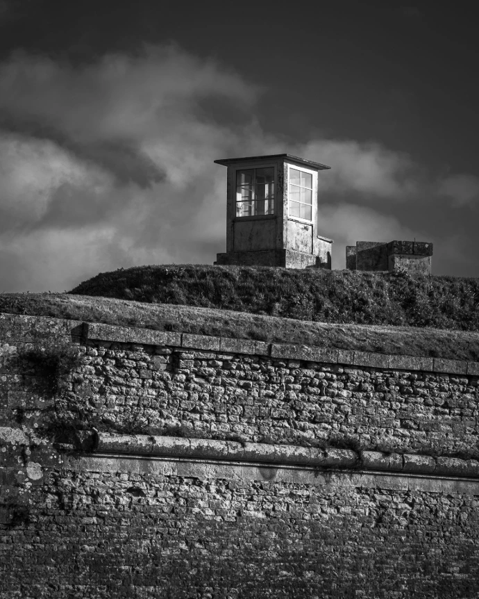 cabane colline ciel nuages mur rochers île de Ré