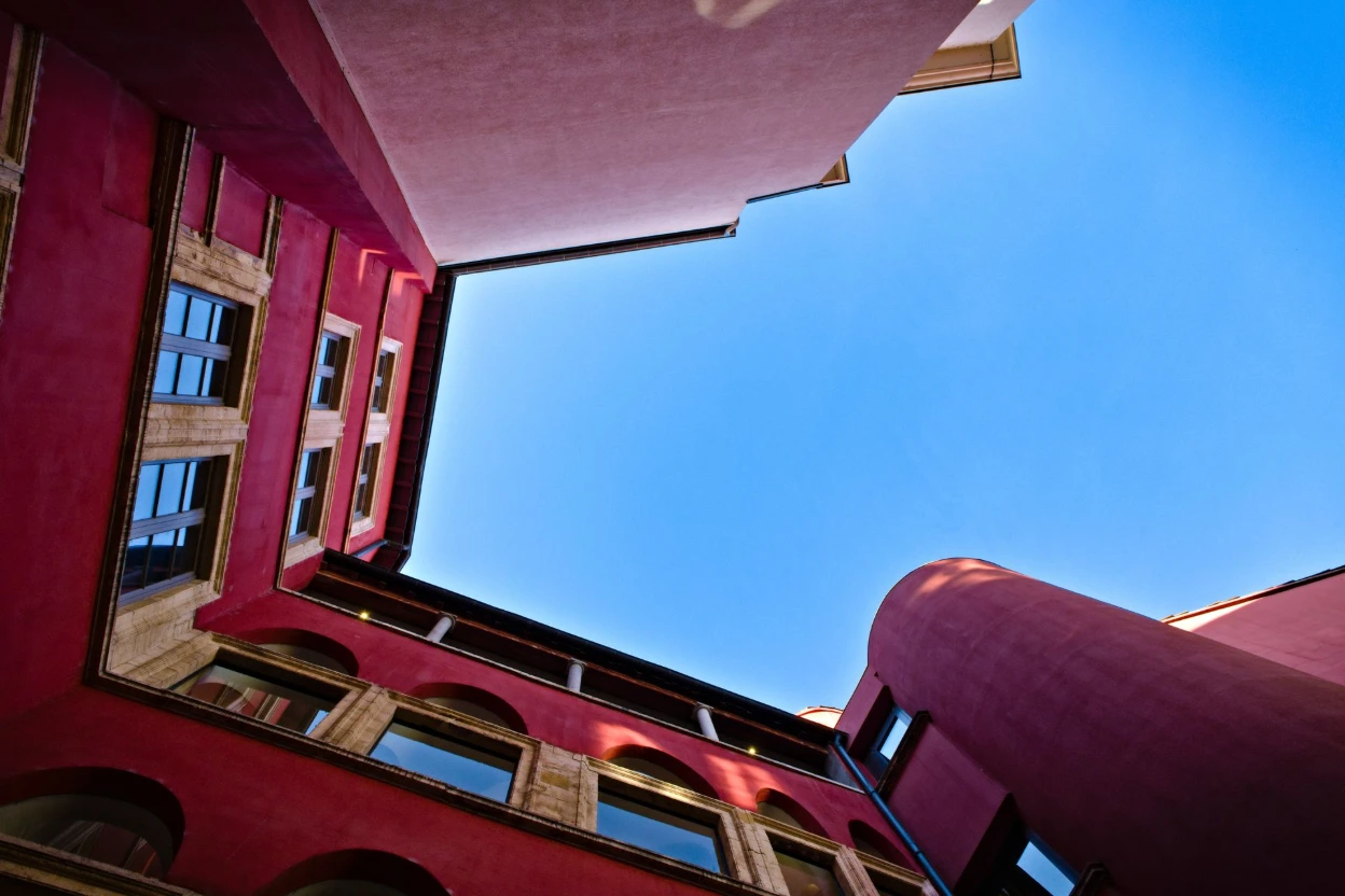 bâtiment couleurs rouge ciel balcon Lyon