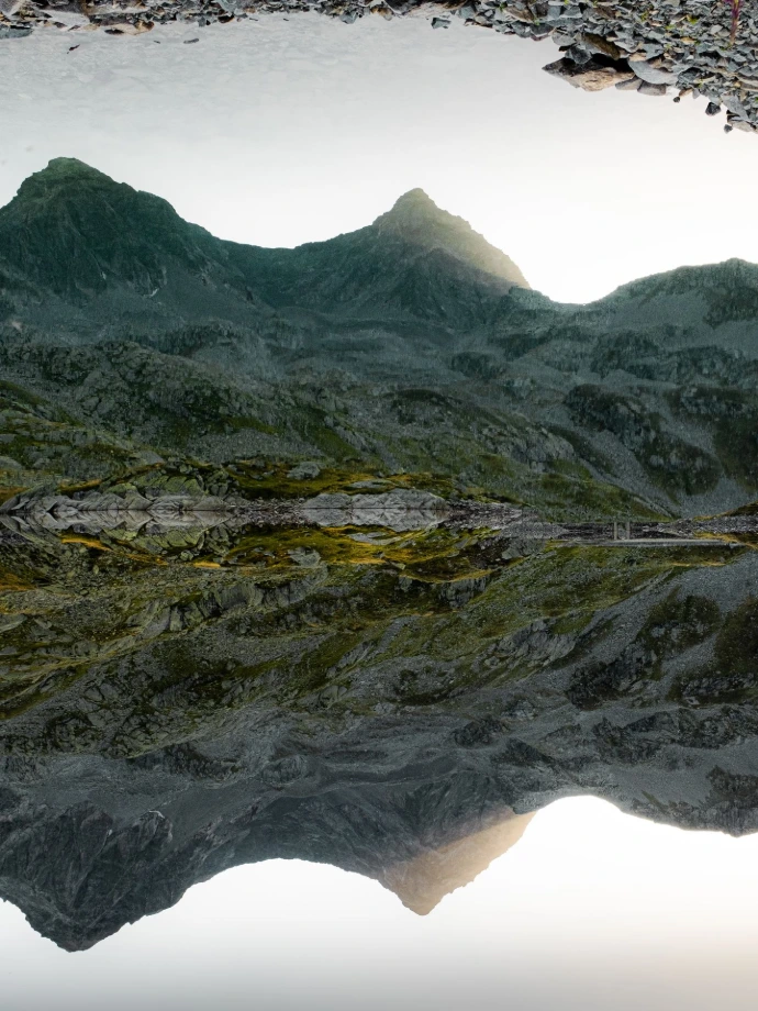 réflexion montagne eau lever de soleil ciel