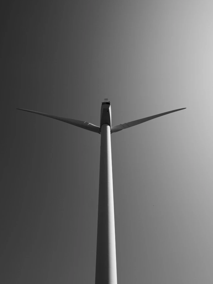 éolienne énergie noir et blanc ciel soleil