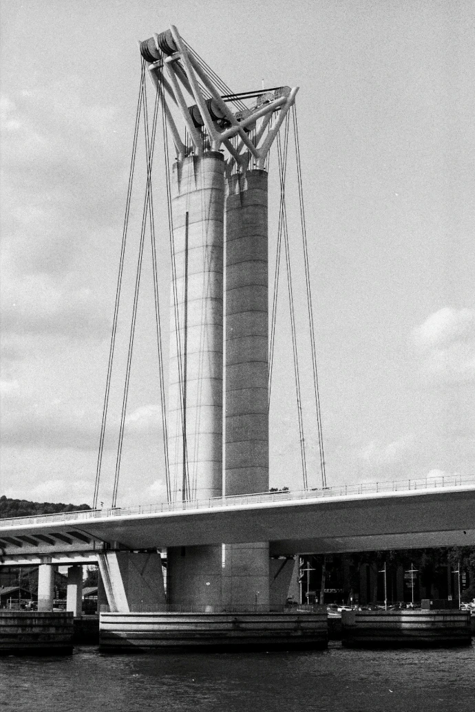 pont énorme grand noir et blanc contrastes ciel nuages
