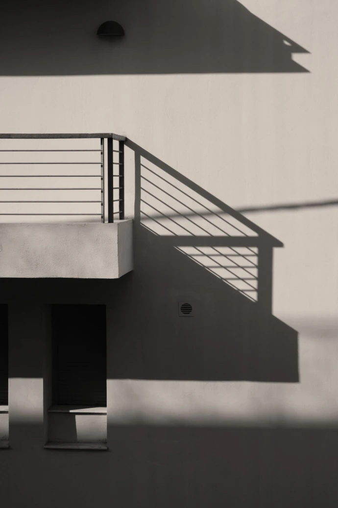 balcon ombres noir et blanc contrastes