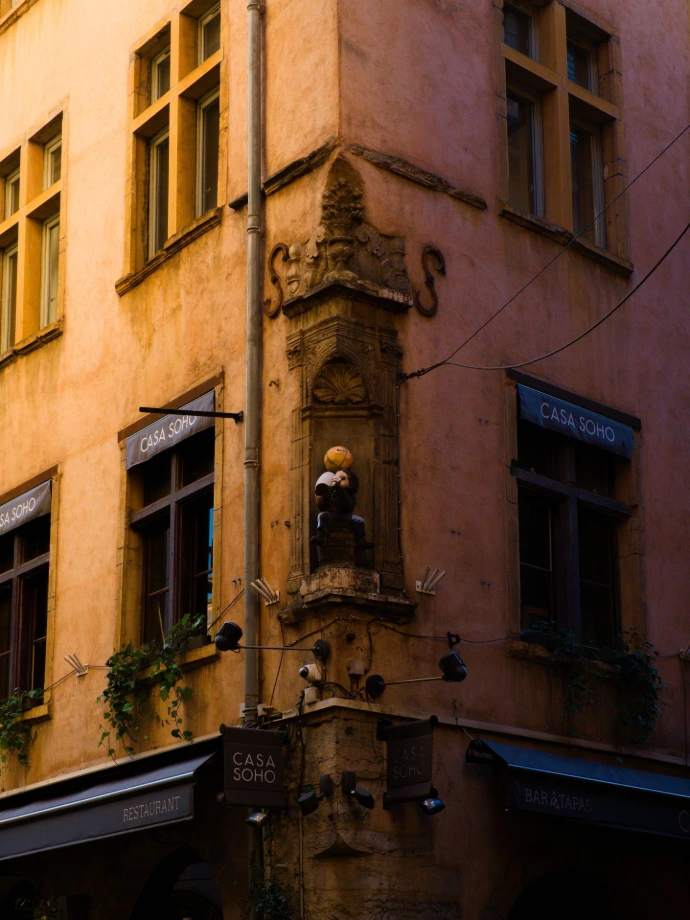 bâtiment couleurs contrastes rue