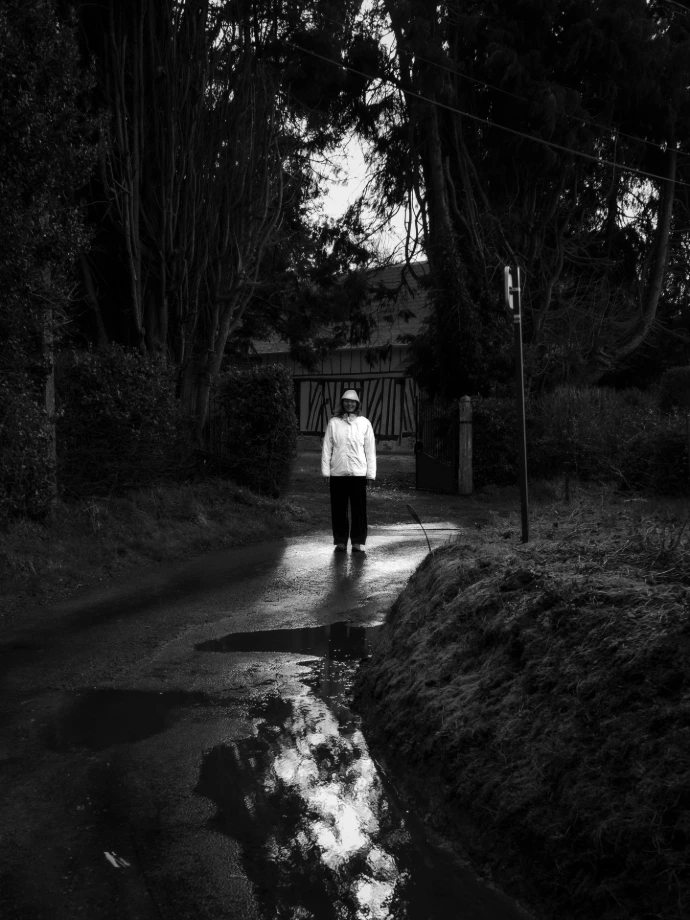 gens noir et blanc rue route arbres pluie eau réflexion ciel contrastes rue