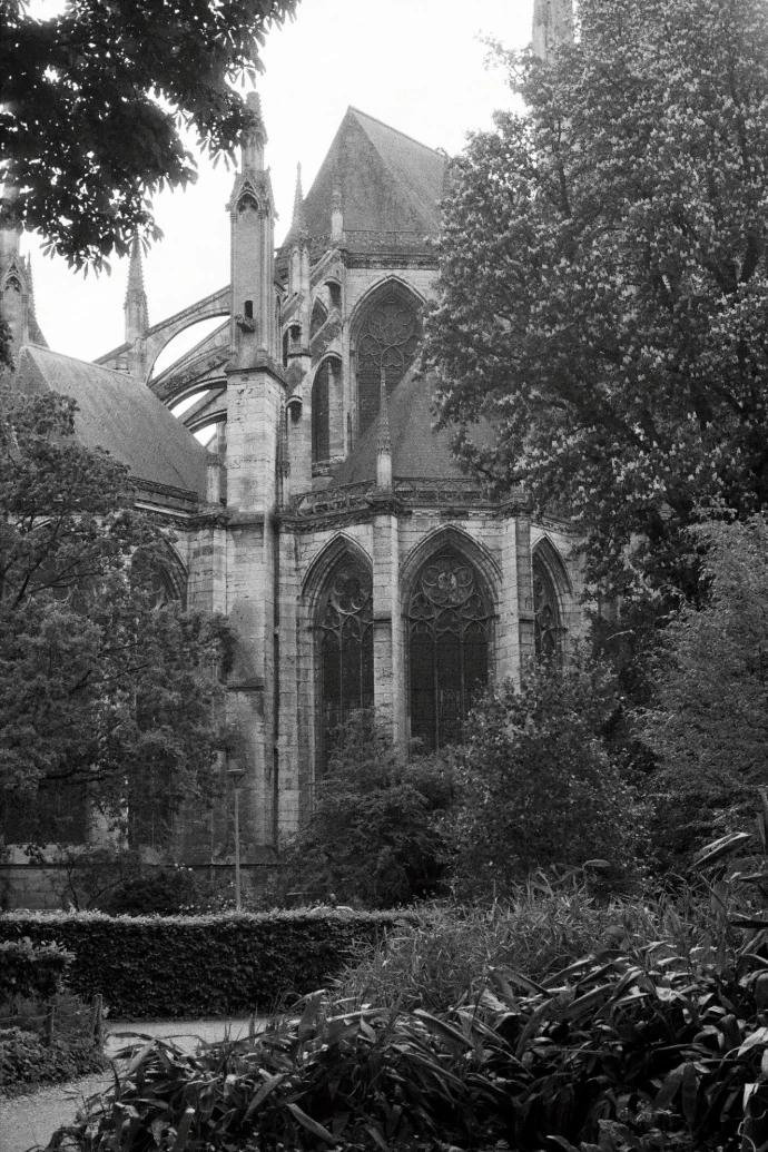 cathédrale Rouen noir et blanc ciel nuages contrastes